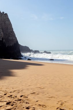 Okyanus kıyısı, köpüklü hareketli dalgalar. Rüzgar gücü. Turkuaz su. 