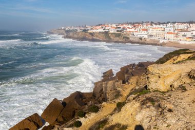 Okyanus kıyısında sahil, köpüklü hareketli dalgalar. Praia de Maca, Sintra, Portekiz