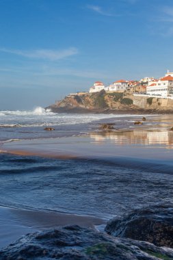 Okyanus kıyısında sahil, köpüklü hareketli dalgalar. Praia de Maca, Sintra, Portekiz