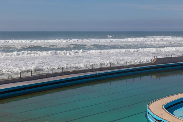 Piscina Sulla Costa Dell Oceano Onde Movimento Con Schiuma Energia — Foto Stock