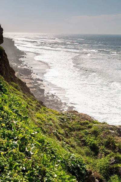 Costa Del Océano Con Hierba Olas Movimiento Con Espuma Energía — Foto de Stock