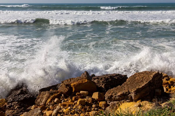 Oceaankust Beweeggolven Met Schuim Windenergie Turkoois Water Rechtenvrije Stockfoto's