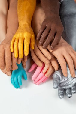 Farklı boylarda ve renklerde silikon protez eller, kişi için tıbbî parlaklık implantları.