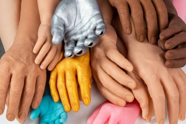 Farklı boylarda ve renklerde silikon protez eller, kişi için tıbbî parlaklık implantları.