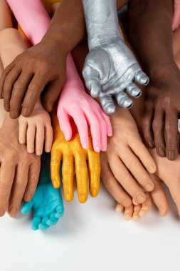 Farklı boylarda ve renklerde silikon protez eller, kişi için tıbbî parlaklık implantları.