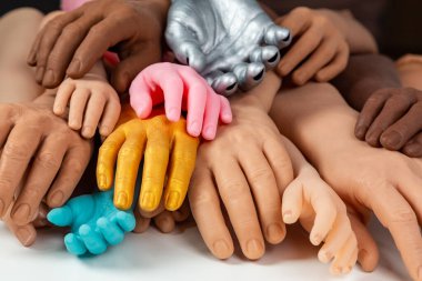Farklı boylarda ve renklerde silikon protez eller, kişi için tıbbî parlaklık implantları.
