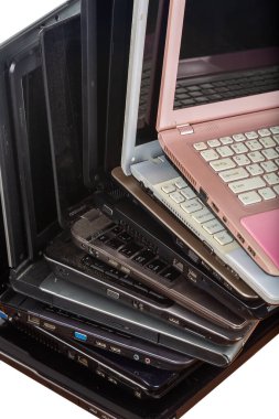 Farklı renk ve modellerde kullanılmış dizüstü bilgisayar yığını. Onarım ve hizmet için bir dizüstü bilgisayar..