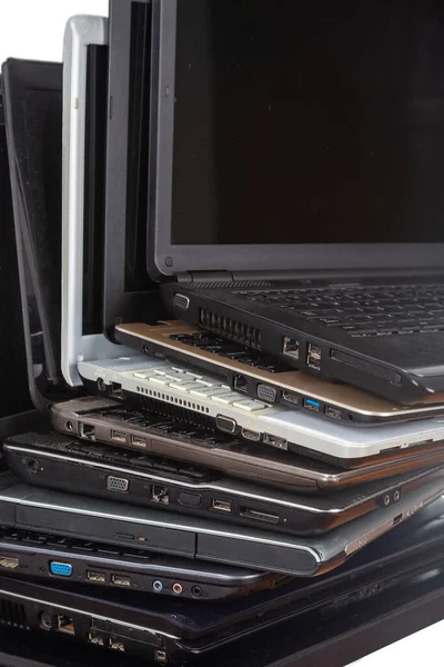 Stapel Gebruikte Laptops Verschillende Kleuren Modellen Notebooks Voor Reparatie Service — Stockfoto