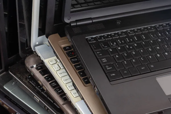 Stapel Gebruikte Laptops Verschillende Kleuren Modellen Notebooks Voor Reparatie Service — Stockfoto