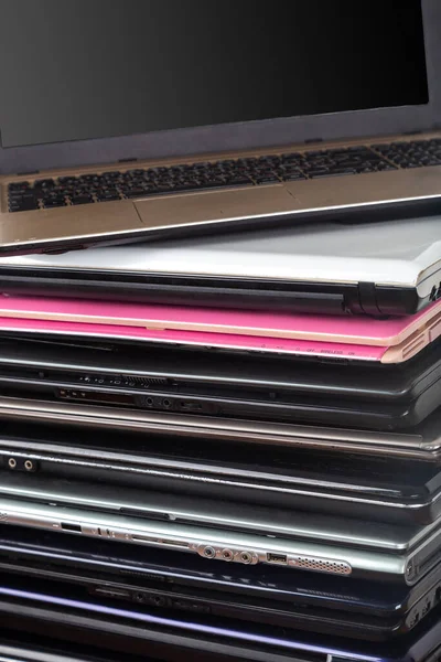 Pilha Laptops Usados Diferentes Cores Modelos Tha Notebooks Para Reparação — Fotografia de Stock