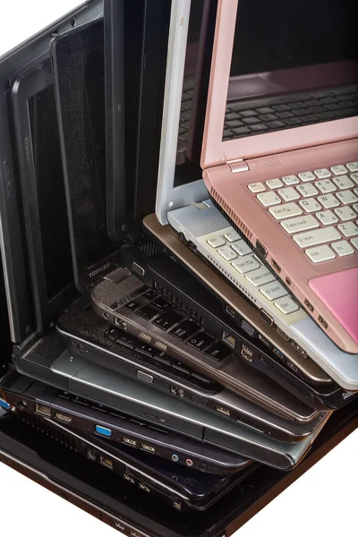 Stapel Gebrauchter Laptops Verschiedenen Farben Und Modellen Diese Notebooks Für — Stockfoto