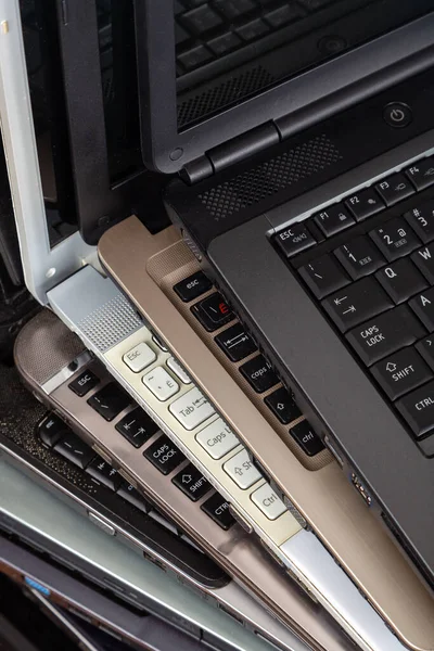 Stapel Gebrauchter Laptops Verschiedenen Farben Und Modellen Diese Notebooks Für — Stockfoto