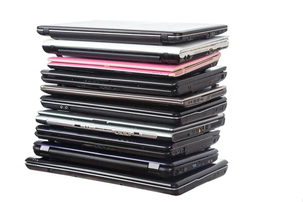 一堆堆不同颜色和型号的用过的笔记本电脑 修理和服务用的Tha笔记本 图库照片