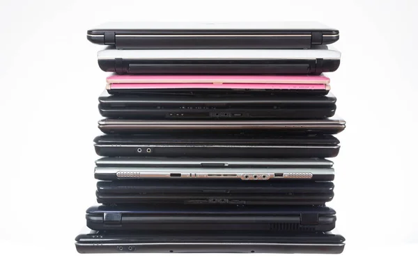 Pilha Laptops Usados Diferentes Cores Modelos Tha Notebooks Para Reparação Fotos De Bancos De Imagens Sem Royalties
