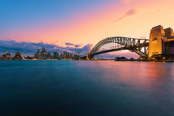Puerto de Sydney al atardecer visto desde Milsons Point en el norte de Sydney Australia — Foto de Stock