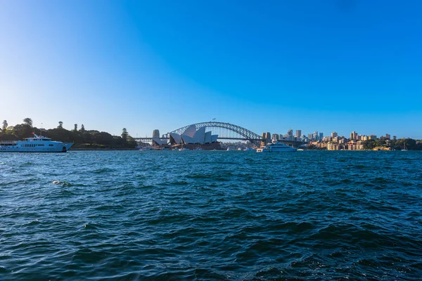 Видом на Сіднейський оперний театр і міст Харбор-Брідж Австралії — стокове фото