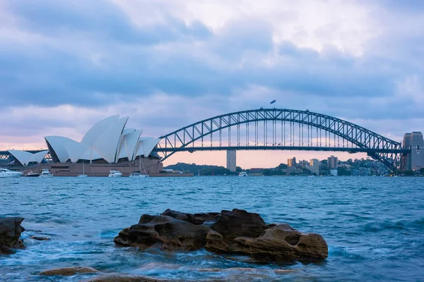 Vista de Sydney Opera House And Harbour Bridge Australia al atardecer — Foto de Stock
