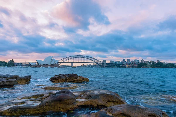 Vista de Sydney Opera House And Harbour Bridge Australia al atardecer — Foto de Stock