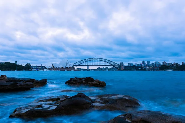 Vista de Sydney Opera House And Harbour Bridge Australia al atardecer — Foto de Stock