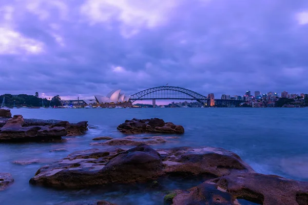 Vista de Sydney Opera House And Harbour Bridge Australia al atardecer — Foto de Stock