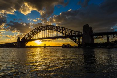Her Milsons noktası North Sydney Avustralya'da Sydney Harbour batımında bakıldığında