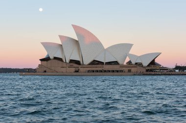 Her Milsons noktası North Sydney Avustralya'da Sydney Harbour batımında bakıldığında. 