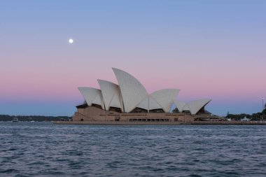 Her Milsons noktası North Sydney Avustralya'da Sydney Harbour batımında bakıldığında. 