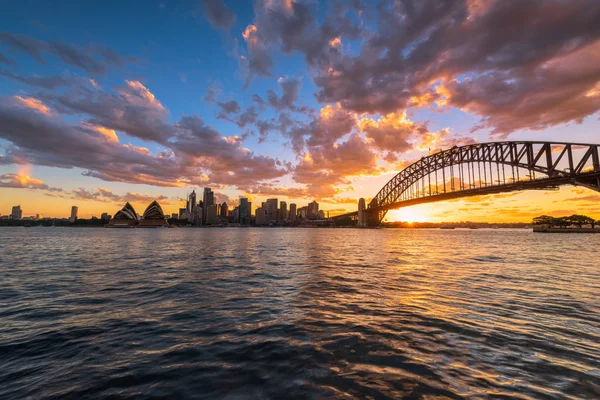 Puerto de Sydney al atardecer visto desde Milsons Point en el norte de Sydney Australia — Foto de Stock