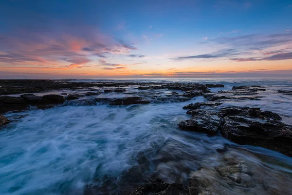 Рассвет на пляже Бар в Ньюкасле, Австралия . — стоковое фото