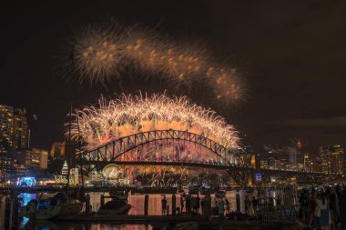 Sydney havai fişek Eve yeni yıl gösteri Clak köprüsünden Harbour Sydney Australia park.