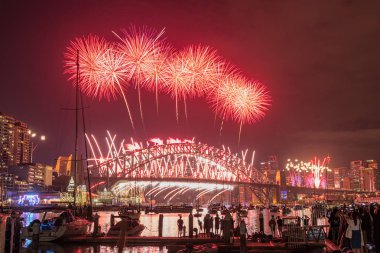 Sydney havai fişek Eve yeni yıl gösteri Clak köprüsünden Harbour Sydney Australia park.