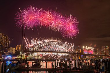 Sydney havai fişek Eve yeni yıl gösteri Clak köprüsünden Harbour Sydney Australia park.
