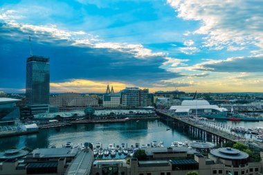 Darling Harbour Sydney Avustralya gün batımında