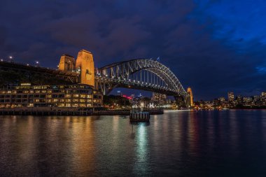Her Milsons noktası North Sydney Avustralya'da Sydney Harbour gece bakıldığında.