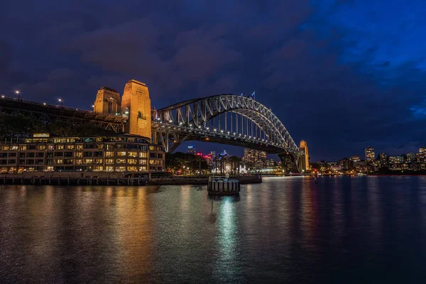 Sydney Harbour por la noche visto desde Milsons Point en el norte de Sydney Australia . — Foto de Stock