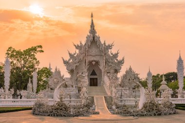 WAT Rong Khun(White temple) Chiang Rai, Tayland için gün batımında.