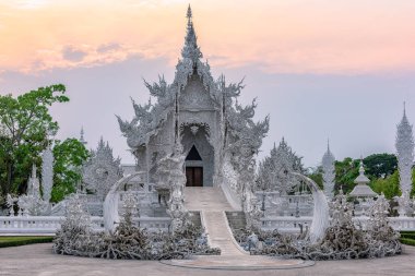 WAT Rong Khun(White temple) Chiang Rai, Tayland için gün batımında.