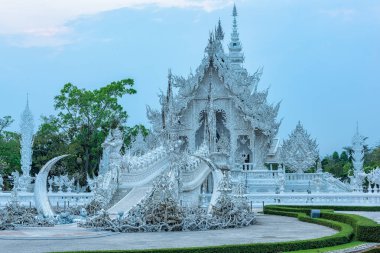 WAT Rong Khun(White temple) Chiang Rai, Tayland için gün batımında.