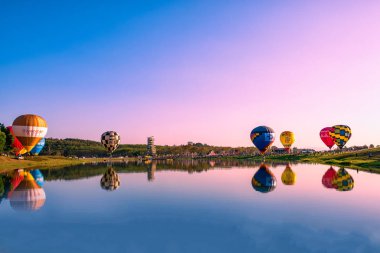 Singha Park International Balon Festivali 2018 yılında Chiang Rai, Tayland Şubat 16,2018.The Festivali Ukrayna, Amerika Birleşik Devletleri, Kanada ve İsviçre de dahil olmak üzere 16 ülkeden 35 fantezi balon göreceksiniz.