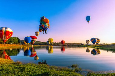 Singha Park International Balon Festivali 2018 yılında Chiang Rai, Tayland Şubat 16,2018.The Festivali Ukrayna, Amerika Birleşik Devletleri, Kanada ve İsviçre de dahil olmak üzere 16 ülkeden 35 fantezi balon göreceksiniz.