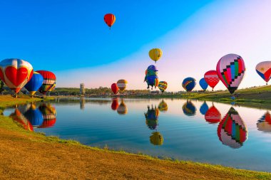 Singha Park International Balon Festivali 2018 yılında Chiang Rai, Tayland Şubat 16,2018.The Festivali Ukrayna, Amerika Birleşik Devletleri, Kanada ve İsviçre de dahil olmak üzere 16 ülkeden 35 fantezi balon göreceksiniz.