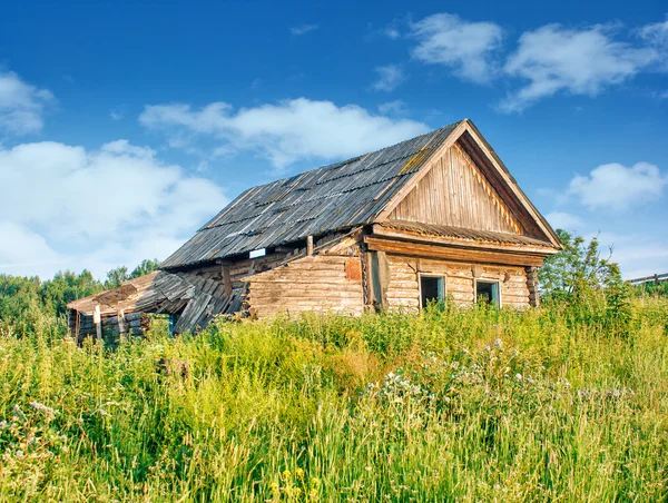 Velha casa de madeira abandonada — Fotografia de Stock