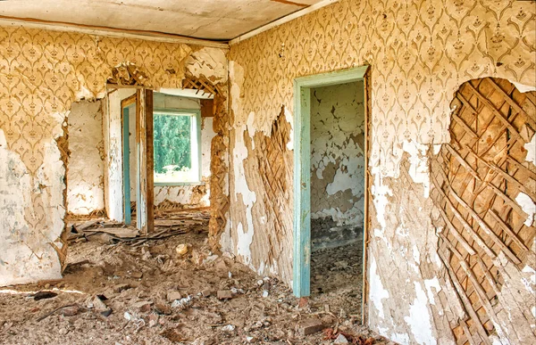 Velha casa de madeira abandonada — Fotografia de Stock