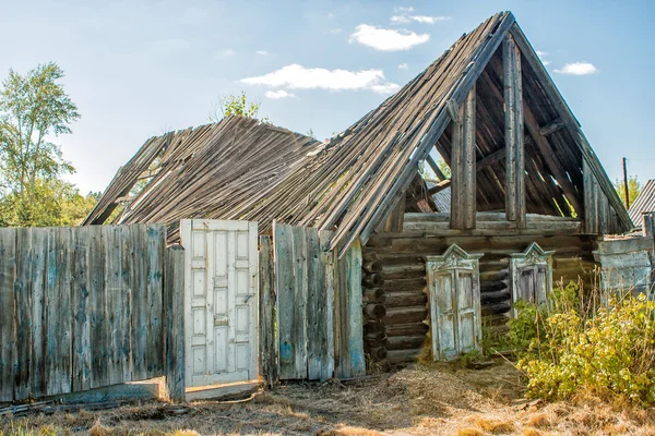 Παλιό εγκαταλελειμμένο ξύλινο σπίτι — Φωτογραφία Αρχείου