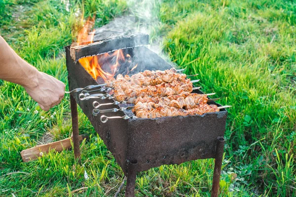 Shish kebab is gebakken op kolen — Stockfoto