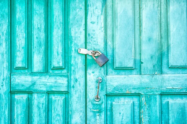 Cerradura de metal en una puerta — Foto de Stock