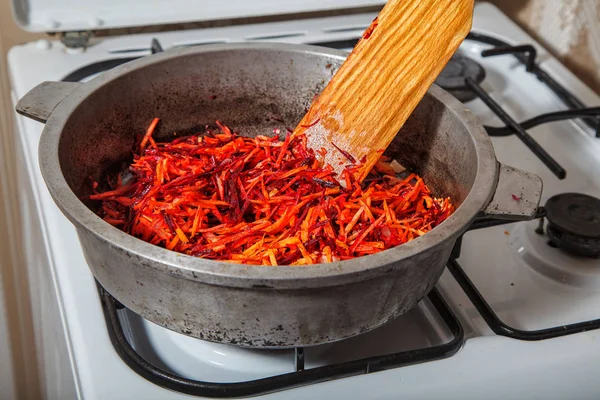 Bakken in een pan wortelen en bieten — Stockfoto