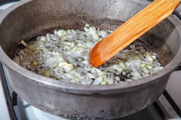 Frau brät Zwiebeln — Stockfoto