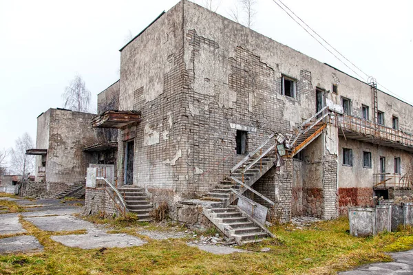 Antiguo edificio abandonado —  Fotos de Stock