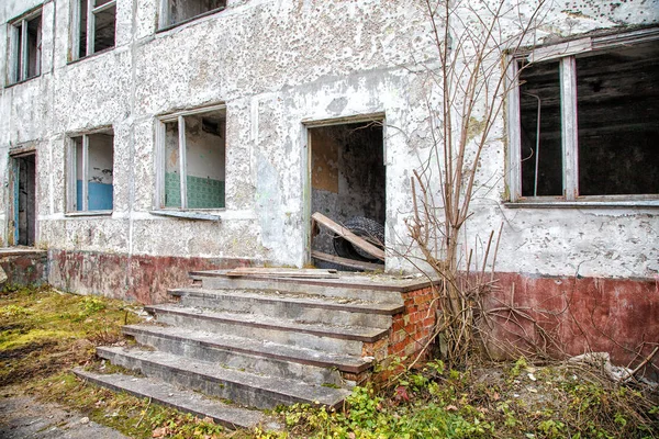 Viejo edificio abandonado de gran altura —  Fotos de Stock